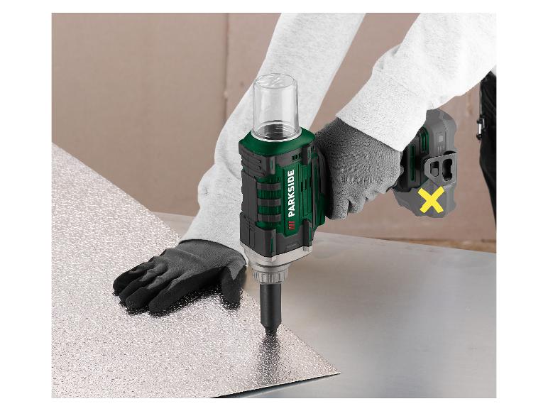 Persoon met handschoenen gebruikt een snoerloos blindklinknagelapparaat op een metalen plaat.
