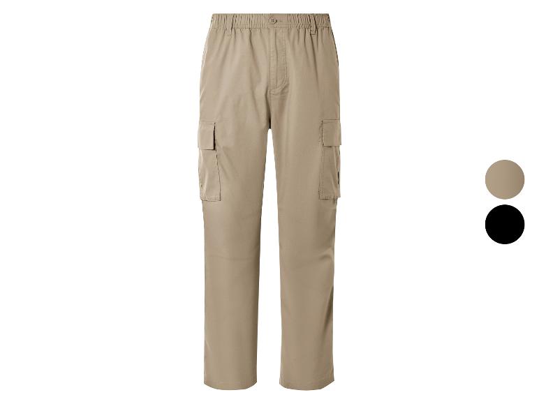 Beige en zwarte cargbroeken.