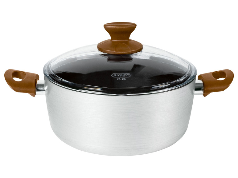 Een zilveren kookpan met glazen deksel en bruine handvatten van Pyrex.