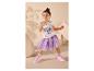 Meisje in wit T-shirt met vlinders en paarse tule rok, roze sneakers.