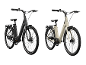 Twee Crussis elektrische fietsen, zwart en beige, met bagagedrager.