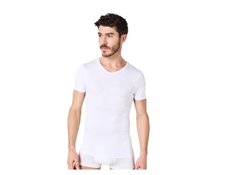 Homme en t-shirt blanc à manches courtes et caleçon blanc.