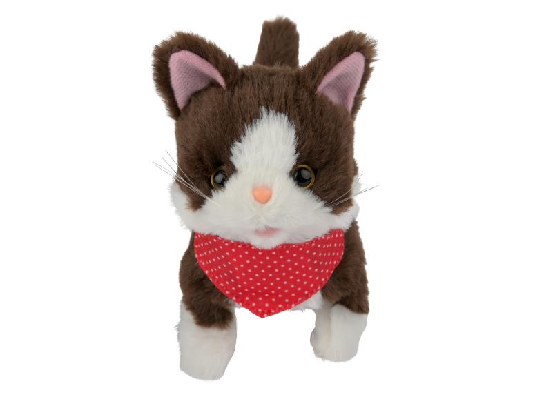 Een bruin en wit pluche kattenknuffel met een rood met witte stippen bandana.