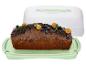 Cake met chocoladeglazuur, bosbessen en kumquat in een groene bewaardoos