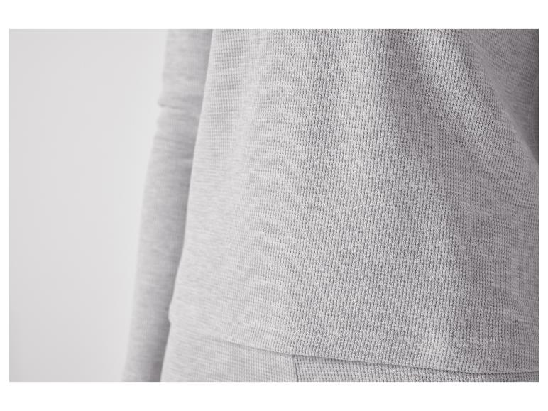 Een grijze longsleeve en broek van een thermisch ondergoed set.
