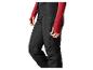 Persoon in zwarte skibroek en rood shirt met lange mouwen.