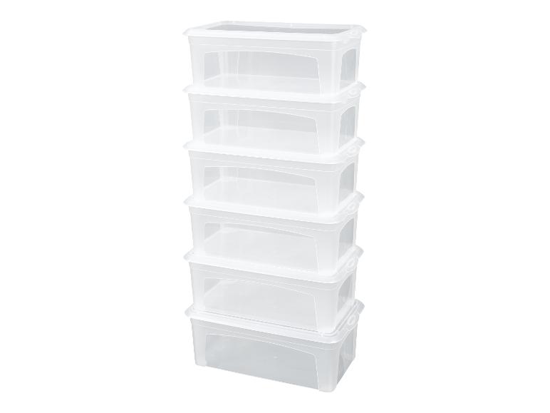 Zes stapelbare transparante opbergdozen.