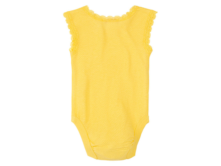 Gele baby romper met kanten afwerking.