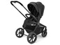 Een zwarte kinderwagen met grote wielen en een zonnekap.