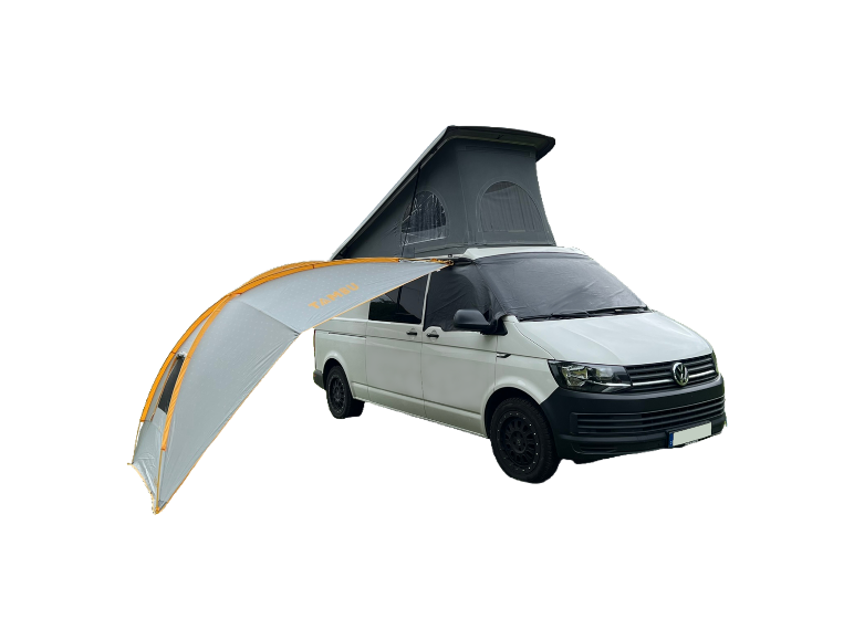 Un van Volkswagen blanc avec un auvent déployé et une tente de toit.