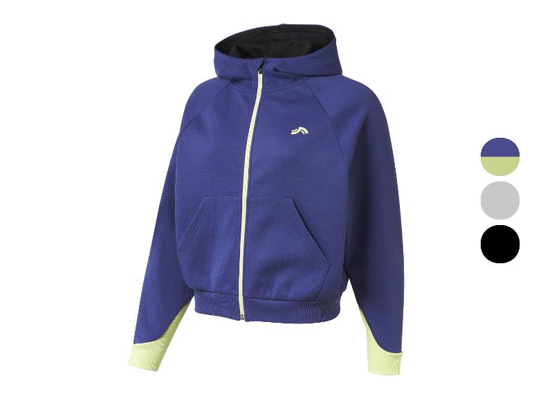 Une veste à capuche bleue avec des détails jaunes et une fermeture éclair.