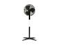 Zwarte staande ventilator met drie bladen en een rond rooster.
