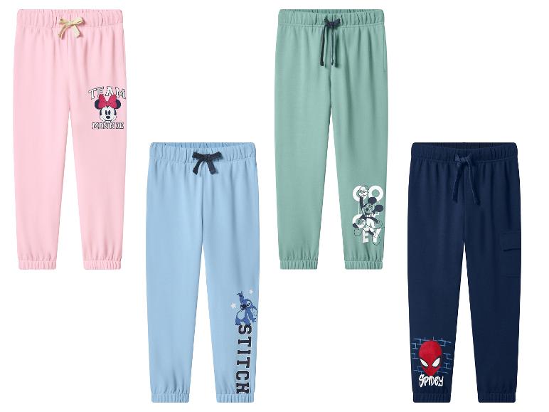 Quatre pantalons de survêtement pour enfants: rose avec Minnie Mouse, bleu clair avec Stitch, vert avec Mickey Mouse et bleu marine avec Spidey.
