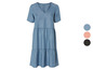 Une robe en jean bleu à manches courtes et à col en V.