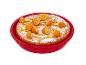 Cake met kumquats en sinaasappelschil in rode siliconen bakvorm