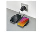 Twee smartphones worden opgeladen op een draadloze oplader.