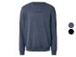 Donkerblauwe sweater met '55°N 12°E' coördinatenprint, verkrijgbaar in blauw en zwart.