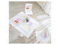 Une table et deux chaises avec un design arc-en-ciel de Peppa Pig.