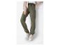 Pantalon cargo vert olive et baskets blanches.