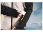 Gros plan d'une veste d'hiver noire et beige avec une fermeture éclair jaune