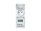 Een witte stopcontacttimer met digitaal display.