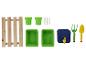 Tuinierset met houten hek, groene potten, bakjes, blauwe waterdispenser en gereedschap.
