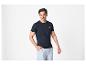 Man in donkerblauw t-shirt en lichtblauwe bedrukte shorts.