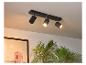 Lampe de plafond à trois lumières au design moderne.