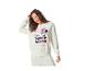 Vrouw in een crèmekleurige Minnie Mouse sweater en bijpassende joggingbroek