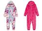 Twee fleece onesies voor baby's, een met een regenboogpatroon en een roze.