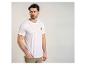 Homme en t-shirt blanc avec un imprimé citron, posant la main dans sa poche.