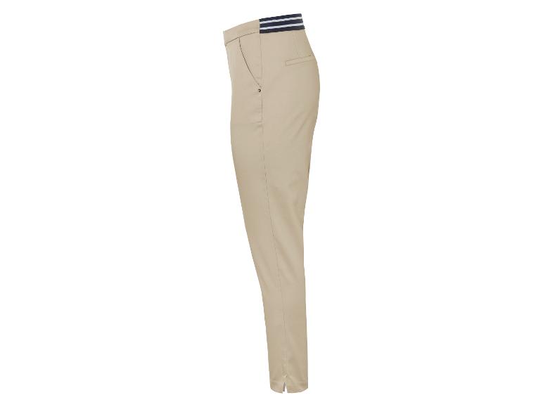 Pantalon beige clair, coupe droite, détail ceinture.