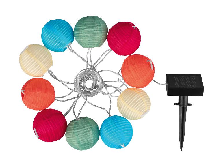 Guirlande lumineuse solaire avec lanternes en papier colorées assorties.