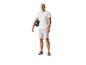 Man in t-shirt en korte broek met een fitnessbal.