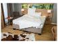 Moderne slaapkamer met bed, wit BeCo beddengoed en bos-thema decor.