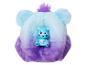 Blauw en paars pluche speelgoed met een Care Bear-figuur
