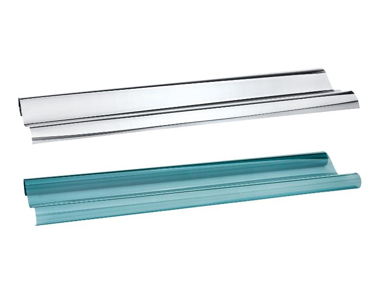 Twee rollen raamfolie, één zilverkleurig en één turquoise.