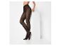 Femme portant des collants noirs opaques, appuyée sur un piédestal blanc.