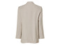 Een beige blazer met lange mouwen.