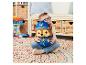 Een kind met een Paw Patrol kussen