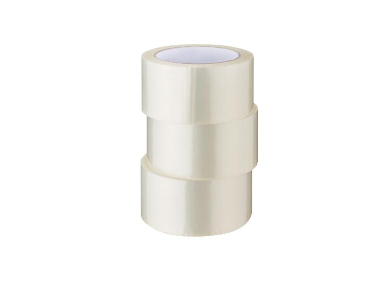 Trois rouleaux de ruban adhésif transparent empilés.