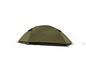 Een groene kampeer tent met gele touwen.