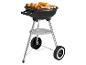 Zwarte kogelbarbecue met gegrilde spiesen, worstjes en maïskolven.