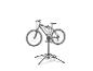 Support de réparation de vélo noir avec un vélo de montagne gris en cours de réparation