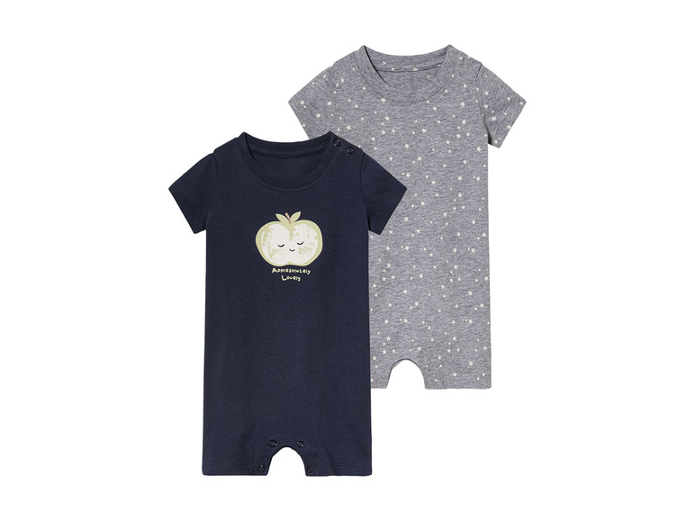 Twee baby rompers, een met een appelprint en een met sterren.