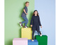 Kinderen poseren met een jurk, een t-shirt en sneakers.
