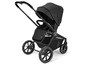 Een zwarte kinderwagen met grote wielen en een zonnekap.