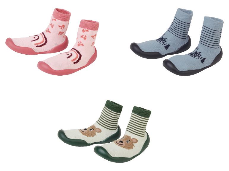 Drie paar babyschoentjes met verschillende ontwerpen.