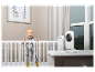 Een baby in een wieg en een babyfoon in de kinderkamer.