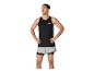 Homme en débardeur noir et short de sport gris.